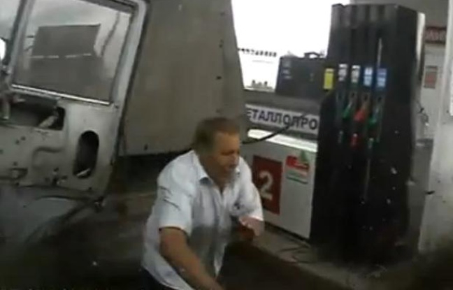 Capture d'écran d'une vidéo Youtube montrant un homme échapper de peu à un accident. Capture d'écran d'une vidéo Youtube montrant un homme échapper de peu à un accident.