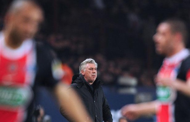 Carlo Ancelotti, l'entraîneur du PSG, le 21 mars 2012, au Parc des Princes. Carlo Ancelotti, l'entraîneur du PSG, le 21 mars 2012, au Parc des Princes.