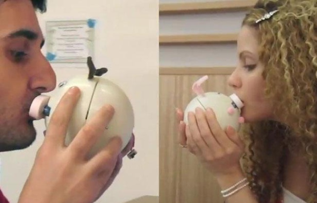 Capture d'écran d'une vidéo Youtube présentant le robot à lèvres «Kissenger». Capture d'écran d'une vidéo Youtube présentant le robot à lèvres «Kissenger».