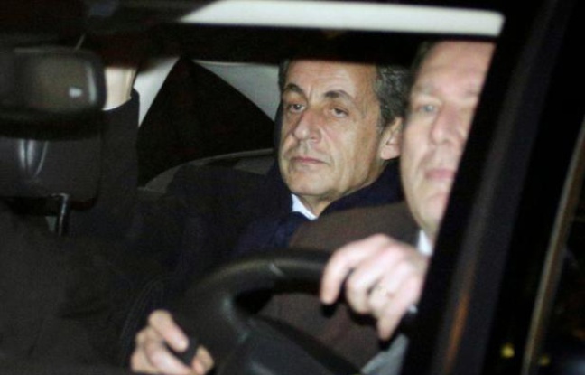 L'ancien président Nicolas Sarkozy quitte le pôle financier à Paris, le 16 février 2016, après sa mise en examen pour financement illégal de sa campagne présidentielle de 2012 L'ancien président Nicolas Sarkozy quitte le pôle financier à Paris, le 16 février 2016, après sa mise en examen pour financement illégal de sa campagne présidentielle de 2012