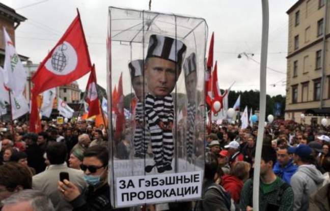 Convocations, perquisitions, vérifications fiscales, sujets compromettants à la télévision : la pression s'accentue en Russie sur les leaders de la contestation du pouvoir de Vladimir Poutine, et l'un des plus déterminés d'entre eux, Alexeï Navalny, a été interrogé mardi. Convocations, perquisitions, vérifications fiscales, sujets compromettants à la télévision : la pression s'accentue en Russie sur les leaders de la contestation du pouvoir de Vladimir Poutine, et l'un des plus déterminés d'entre eux, Alexeï Navalny, a été interrogé mardi.