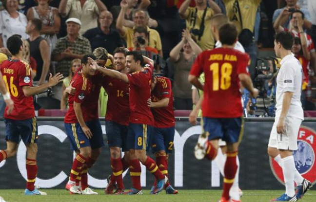 Les joueurs espagnols fêtent leur 2e but face à la France, en quart de finale de l'Euro 2012, le 23 juin 2012, à Donetsk (Ukraine). Les joueurs espagnols fêtent leur 2e but face à la France, en quart de finale de l'Euro 2012, le 23 juin 2012, à Donetsk (Ukraine).