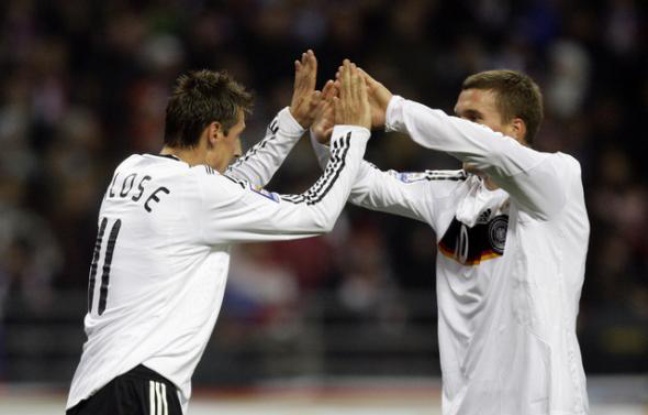 Lukas Podolski félicite son coéquipier Miroslav Klose qui a inscrit le but de la victoire face à la Russie, le 10 octobre 2009 Lukas Podolski félicite son coéquipier Miroslav Klose qui a inscrit le but de la victoire face à la Russie, le 10 octobre 2009