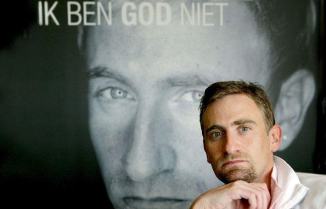 Franck Vandenbroucke présentant son livre en avril 2009 «Ik Ben God Niet / Je ne suis pas Dieu». Franck Vandenbroucke présentant son livre en avril 2009 «Ik Ben God Niet / Je ne suis pas Dieu».