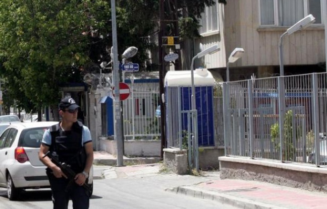 Tout au long de la journée de samedi, des réunions de haut niveau se sont tenues à Ankara sous la présidence du Premier ministre Recep Tayyip Erdogan et de son ministre des Affaires étrangères Ahmet Davutoglu pour établir les circonstances exactes de cet incident et la riposte à donner à la Syrie. Tout au long de la journée de samedi, des réunions de haut niveau se sont tenues à Ankara sous la présidence du Premier ministre Recep Tayyip Erdogan et de son ministre des Affaires étrangères Ahmet Davutoglu pour établir les circonstances exactes de cet incident et la riposte à donner à la Syrie.
