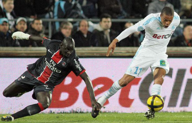 Le Parisien Sakho et le Marseillais Rémy, le 20 mars 2011, au Stade Vélodrome de Marseille. Le Parisien Sakho et le Marseillais Rémy, le 20 mars 2011, au Stade Vélodrome de Marseille.