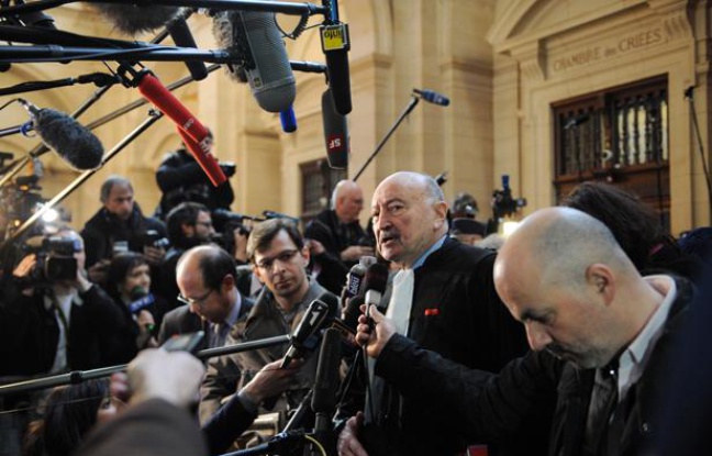 Georges Kiejman interrogé à l'issue de la première journée d'audience du procès de Jacques Chirac, son client, dans l'affaire des emplois fictifs, le 7 mars 2011 au palais de justice de Paris. Georges Kiejman interrogé à l'issue de la première journée d'audience du procès de Jacques Chirac, son client, dans l'affaire des emplois fictifs, le 7 mars 2011 au palais de justice de Paris.