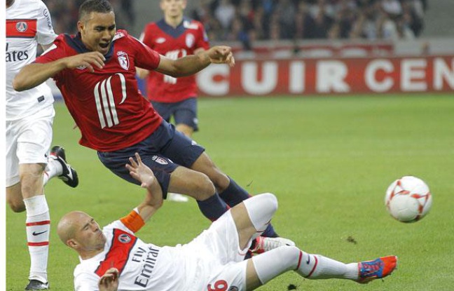 Christophe Jallet tacle Dimitri Payet, au Grand Stade de Lille, le 2 septembre 2012. Christophe Jallet tacle Dimitri Payet, au Grand Stade de Lille, le 2 septembre 2012.