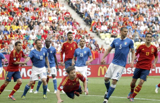 Xabi Alonso de l'équipe d'Espagne effectue une tête plongeante face à l'Italie, le 10 juin 2012 à Gdansk Xabi Alonso de l'équipe d'Espagne effectue une tête plongeante face à l'Italie, le 10 juin 2012 à Gdansk