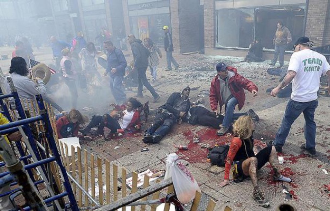 Un attentat à la bombe a fait au moins 3 morts et 130 blessés, le 15 avril 2013, à Boston. Un attentat à la bombe a fait au moins 3 morts et 130 blessés, le 15 avril 2013, à Boston.