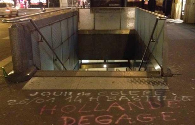 Appel à manifester pour dimanche 26 janvier 2014. Photo prise mardi 21 janvier au soir à la station de métro de Madeleine. Appel à manifester pour dimanche 26 janvier 2014. Photo prise mardi 21 janvier au soir à la station de métro de Madeleine.