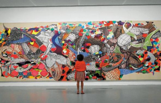 « Polombe », l'oeuvre de Franck Stella, fait plus de 3 mètres sur 9 mètres. « Polombe », l'oeuvre de Franck Stella, fait plus de 3 mètres sur 9 mètres.