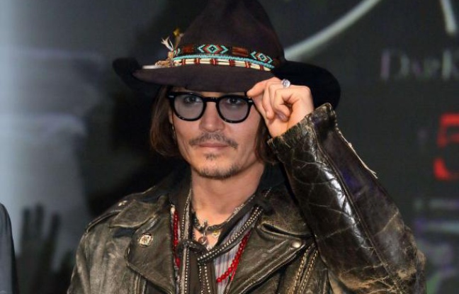 Johnny Depp à la conférence de presse de Dark Shadows à Tokyo le 13 mai 2012. Johnny Depp à la conférence de presse de Dark Shadows à Tokyo le 13 mai 2012.
