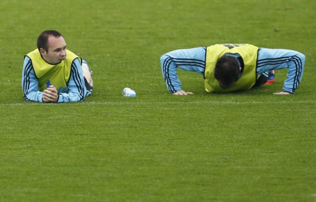 Andres Iniesta et Juanfran lors d'un entraînnement de l'Espagne, le 8 juin à Gniewino (Pologne). Andres Iniesta et Juanfran lors d'un entraînnement de l'Espagne, le 8 juin à Gniewino (Pologne).