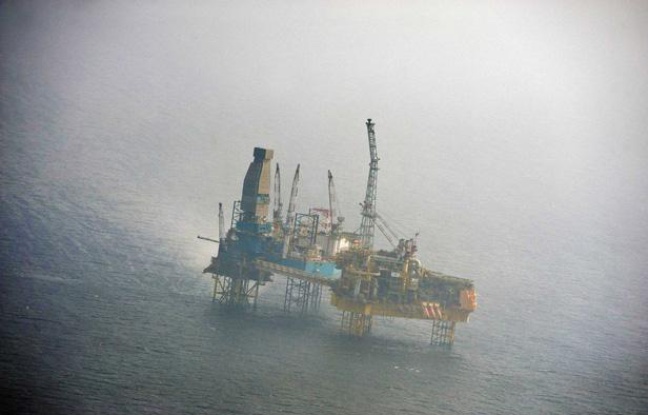 La plateforme d'Elgin, en mer du Nord, photographiée par Greenpeace le 29 mars 2012, trois jours après le début de la fuite de gaz. La plateforme d'Elgin, en mer du Nord, photographiée par Greenpeace le 29 mars 2012, trois jours après le début de la fuite de gaz.