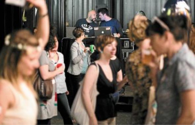 Cet espace réaménagé sur le parking peut accueillir environ 300 personnes pour des concerts. Cet espace réaménagé sur le parking peut accueillir environ 300 personnes pour des concerts.