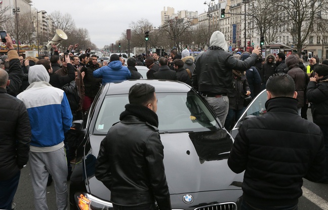 Les chauffeurs de VTC se sont de nouveau réunis sur la place de la Nation à Paris, le 5 février 2016. Les chauffeurs de VTC se sont de nouveau réunis sur la place de la Nation à Paris, le 5 février 2016.