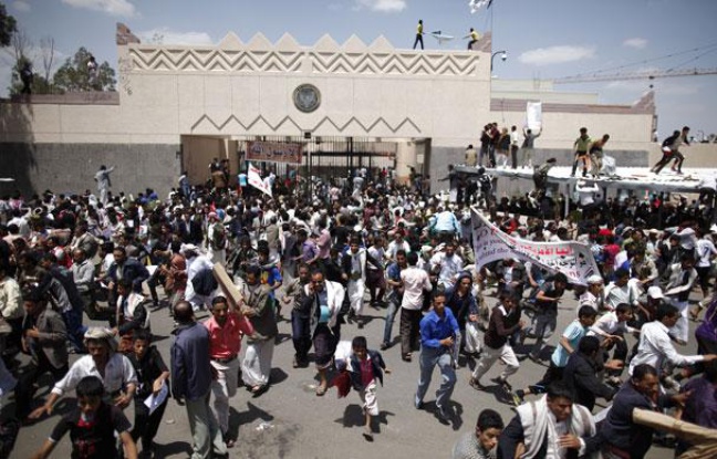 Manifestation contre l'ambassade américaine à Sanaa (Yémen), après la diffusion d'un film américain anti-islam, le 13 septembre 2012. Manifestation contre l'ambassade américaine à Sanaa (Yémen), après la diffusion d'un film américain anti-islam, le 13 septembre 2012.