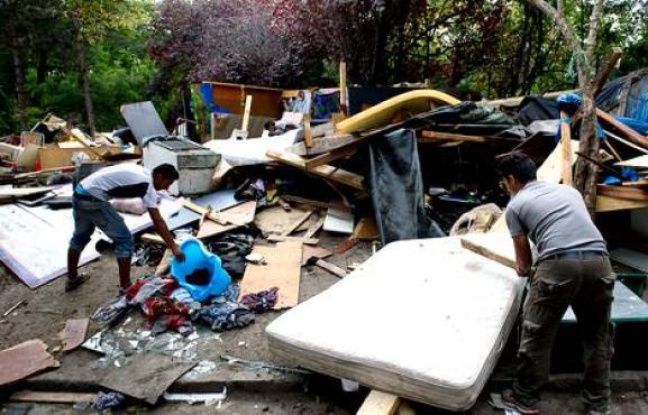 Camp de Roms sur la route de la Courneuve (Seine-Saint-Denis) évacué, démantelé et brûlé, le 1er septembre 2011. Camp de Roms sur la route de la Courneuve (Seine-Saint-Denis) évacué, démantelé et brûlé, le 1er septembre 2011.