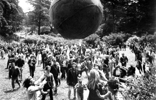 Le premier jour de l'été fêté dans le Golden Gate Park de San Francisco, le 21 juin 1967. Le premier jour de l'été fêté dans le Golden Gate Park de San Francisco, le 21 juin 1967.