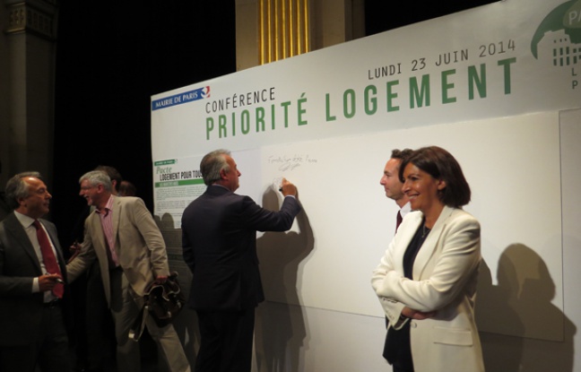 Paris, le 23 juin 2014, Anne Hidalgo a signé avec 200 partenaires privés et publics une Charte pour le logement pour tous à l'Hôtel de Ville. Paris, le 23 juin 2014, Anne Hidalgo a signé avec 200 partenaires privés et publics une Charte pour le logement pour tous à l'Hôtel de Ville.