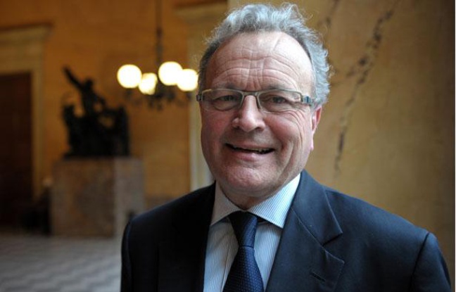 Le député UMP Christian Vanneste pose le 15 février 2012 à l'Assemblée nationale à Paris. Le député UMP Christian Vanneste pose le 15 février 2012 à l'Assemblée nationale à Paris.