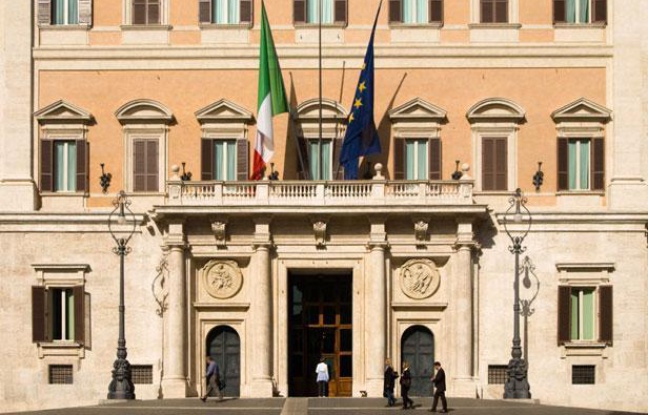 Le palais Montecitorio à Rome, siège du Parlement italien, à Rome (Italie), en 2009. Le palais Montecitorio à Rome, siège du Parlement italien, à Rome (Italie), en 2009.