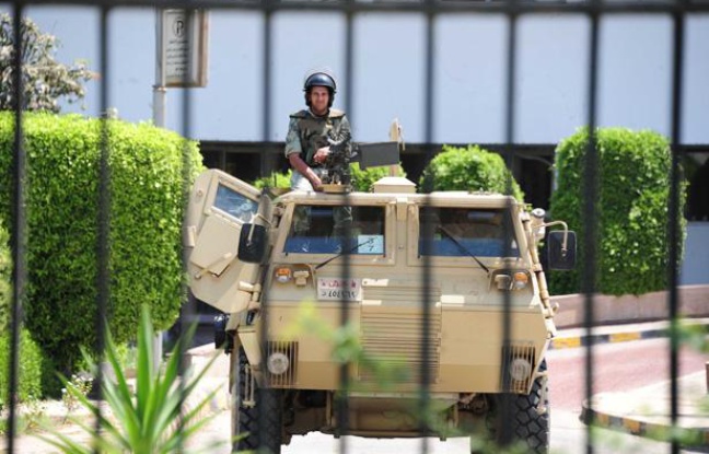 Des militaires égyptiens surveillent l'accès de l'hôpital militaire de Maadi, où a été transféré Hosni Moubarak, le 20 juin 2012. Des militaires égyptiens surveillent l'accès de l'hôpital militaire de Maadi, où a été transféré Hosni Moubarak, le 20 juin 2012.