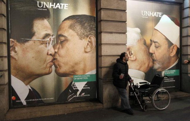 La campagne «Unhate» de Benetton (qui montre ici les présidents chinois et américain ainsi que le pape Benoit XVI et un imam) sur une vitrine parisienne, mardi 16 novembre 2011. La campagne «Unhate» de Benetton (qui montre ici les présidents chinois et américain ainsi que le pape Benoit XVI et un imam) sur une vitrine parisienne, mardi 16 novembre 2011.