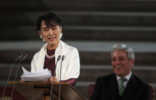 Le gouvernement britannique a annoncé avoir invité le président birman au Royaume-Uni, ouvrant la porte à une normalisation accrue des relations avec la Birmanie, alors que la chef de l'opposition Aung San Suu Kyi s'adressait solennellement au parlement de Westminster. Le gouvernement britannique a annoncé avoir invité le président birman au Royaume-Uni, ouvrant la porte à une normalisation accrue des relations avec la Birmanie, alors que la chef de l'opposition Aung San Suu Kyi s'adressait solennellement au parlement de Westminster.