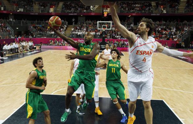 Pau Gasol (en blanc) trop court face à Larry Taylor, l'Espagne s'incline contre le Brésil (88-82), à Londres, le 6 août 2012. Pau Gasol (en blanc) trop court face à Larry Taylor, l'Espagne s'incline contre le Brésil (88-82), à Londres, le 6 août 2012.