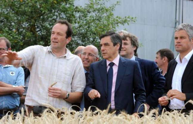 Seul candidat officiel à la présidence de l'UMP, avant l'entrée en lice attendue de Jean-François Copé, François Fillon a démarré lundi sa campagne de terrain dans le Loiret en se voulant "à l'écoute" des militants qui choisiront leur chef en novembre. Seul candidat officiel à la présidence de l'UMP, avant l'entrée en lice attendue de Jean-François Copé, François Fillon a démarré lundi sa campagne de terrain dans le Loiret en se voulant "à l'écoute" des militants qui choisiront leur chef en novembre.