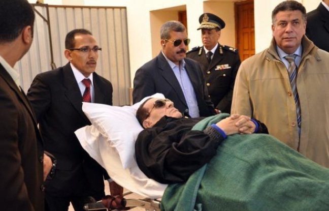 Ousted Egyptian President Hosni Mubarak is wheeled on a stretcher out of the police academy after his murder trial in Cairo on January 10, 2012. AFP PHOTO / STR Ousted Egyptian President Hosni Mubarak is wheeled on a stretcher out of the police academy after his murder trial in Cairo on January 10, 2012. AFP PHOTO / STR