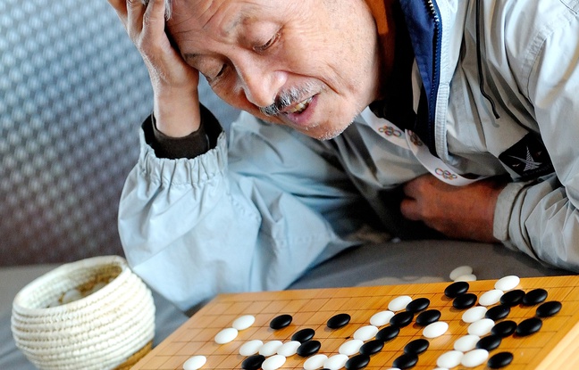 Un joueur de go à Lille, en 2012. Un joueur de go à Lille, en 2012.