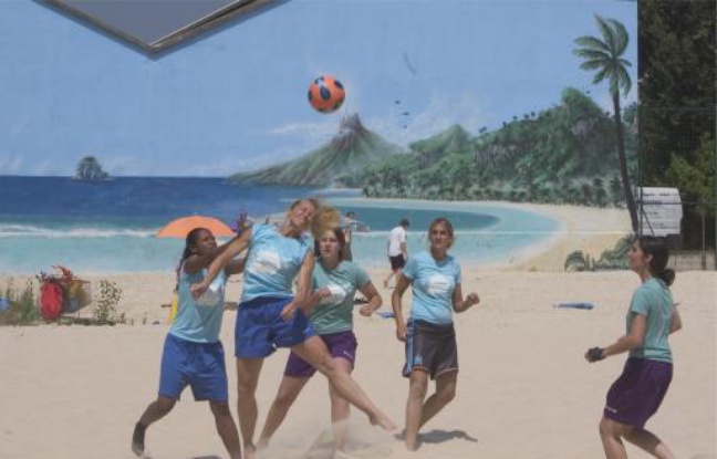 La plage de Grenoble accueille samedi deux tournois, de beach soccer et de beach-volley. La plage de Grenoble accueille samedi deux tournois, de beach soccer et de beach-volley.