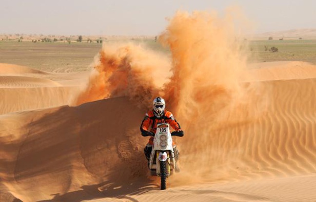 Le motard Thomas Bourgin, le 5 janvier 2011, lors de l'Africa Eco Race à Guelb Agantour. Le motard Thomas Bourgin, le 5 janvier 2011, lors de l'Africa Eco Race à Guelb Agantour.