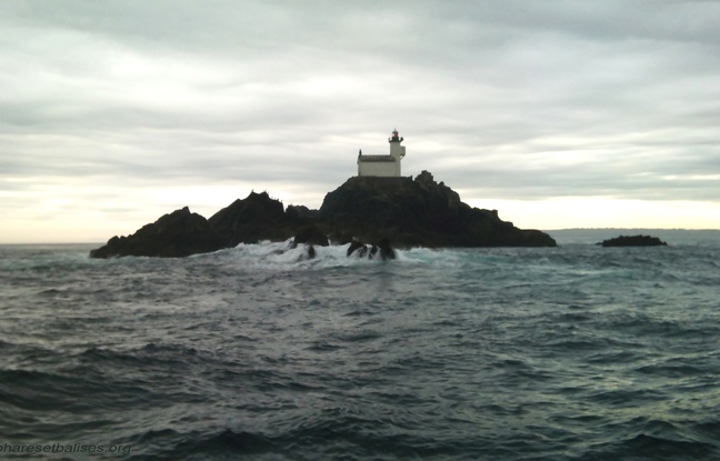 Le phare de Tévennec un jour de temps calme au large du Finistère. Le phare de Tévennec un jour de temps calme au large du Finistère.