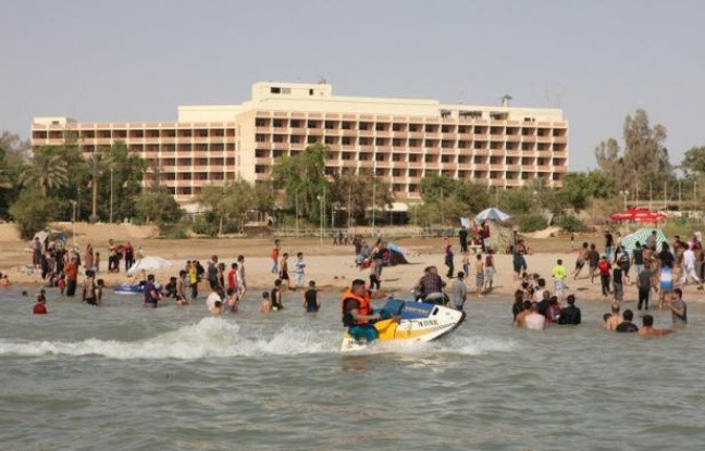 Des jet-skis slaloment sur l'eau, des familles pique-niquent sous des tentes colorées sur le rivage: la station balnéaire du lac Habbaniyah offre une oasis de calme relatif aux Irakiens fatigués des violences et des crises. Des jet-skis slaloment sur l'eau, des familles pique-niquent sous des tentes colorées sur le rivage: la station balnéaire du lac Habbaniyah offre une oasis de calme relatif aux Irakiens fatigués des violences et des crises.