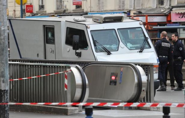 La police dresse un périmètre de sécurité sur les lieux de l'attaque du fourgon blindé, à Aubervilliers (Seine-Saint-Denis), le 4 juin 2012. La police dresse un périmètre de sécurité sur les lieux de l'attaque du fourgon blindé, à Aubervilliers (Seine-Saint-Denis), le 4 juin 2012.