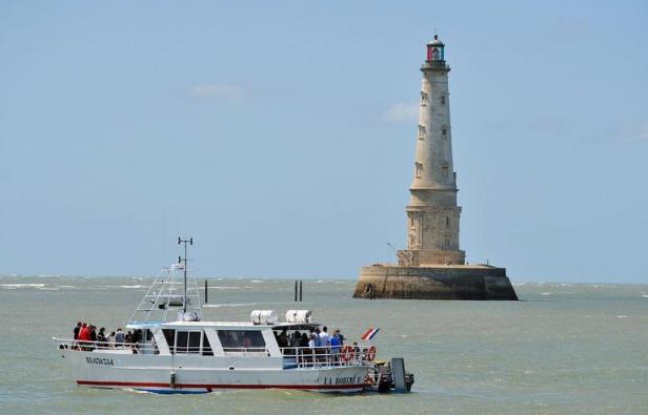Jean-Paul Eymond et Serge Andron, derniers gardiens de phare en France, remettent la clef de Cordouan, le plus ancien du pays, après 35 ans de bons et loyaux services aux navires en tant que gardiens de phare d'Etat, une profession qui disparaît avec leur départ à la retraite. Jean-Paul Eymond et Serge Andron, derniers gardiens de phare en France, remettent la clef de Cordouan, le plus ancien du pays, après 35 ans de bons et loyaux services aux navires en tant que gardiens de phare d'Etat, une profession qui disparaît avec leur départ à la retraite.