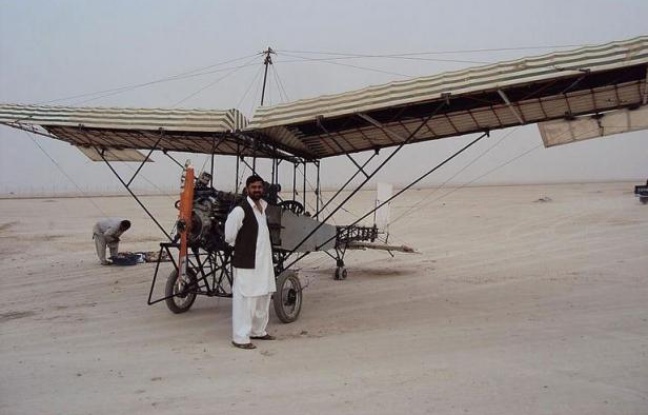 Pourquoi s'embarrasser de technologie avancée quand un peu de liège, quelques pousses de bambou et des moteurs de tronçonneuses font l'affaire ? Zemaraï Elali est, grâce à ses talents de bricoleurs, à la tête d'une flotte de cinq drones "made in Afghanistan", à vocation 100% pacifique Pourquoi s'embarrasser de technologie avancée quand un peu de liège, quelques pousses de bambou et des moteurs de tronçonneuses font l'affaire ? Zemaraï Elali est, grâce à ses talents de bricoleurs, à la tête d'une flotte de cinq drones "made in Afghanistan", à vocation 100% pacifique