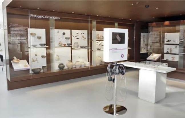 A Archéa, on touche des objets, on regarde des films et on joue autour de l'histoire. A Archéa, on touche des objets, on regarde des films et on joue autour de l'histoire.