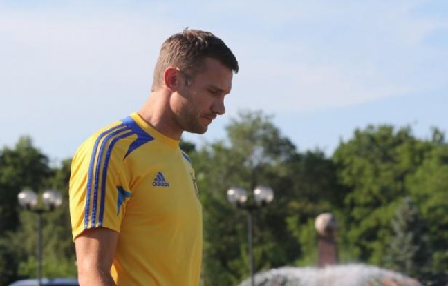 L'Anglais Wayne Rooney, titularisé comme attendu, entame mardi à Donestk "son" Euro-2012 face à une équipe d'Ukraine qui ne pourra pas compter sur la présence en début de match de son attaquant vedette Andreï Shevchenko, diminué par une blessure à un genou. L'Anglais Wayne Rooney, titularisé comme attendu, entame mardi à Donestk "son" Euro-2012 face à une équipe d'Ukraine qui ne pourra pas compter sur la présence en début de match de son attaquant vedette Andreï Shevchenko, diminué par une blessure à un genou.