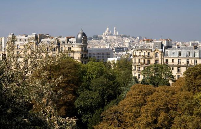 Montmartre et la Basilique du Sacre-Coeur vus depuis le Parc des Buttes Chaumont, à Paris. Montmartre et la Basilique du Sacre-Coeur vus depuis le Parc des Buttes Chaumont, à Paris.