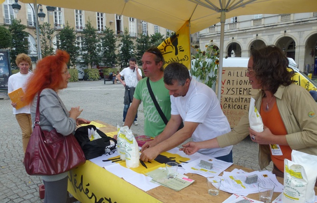 Les membres de la Confération Paysanne ont distribué du lait ce mardi midi sur la place de la mairie à Rennes. Les membres de la Confération Paysanne ont distribué du lait ce mardi midi sur la place de la mairie à Rennes.