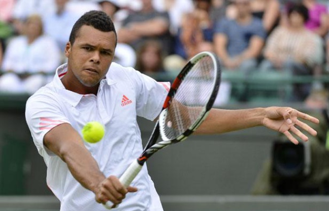 Le tennisman français Jo-Wilfried Tsonga, lors de son premier tour à Wimbledon contre Lleyton Hewitt, le 26 juin 2012 . Le tennisman français Jo-Wilfried Tsonga, lors de son premier tour à Wimbledon contre Lleyton Hewitt, le 26 juin 2012 .