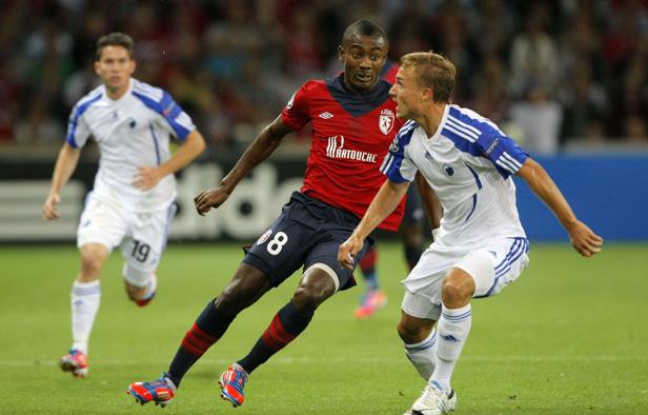 Pierre Bengtsson (Copenhague, à droite), et Salomon Kalou (Lille, centre), en match barrage retour de la Ligue des champions, le 29 août 2012. Pierre Bengtsson (Copenhague, à droite), et Salomon Kalou (Lille, centre), en match barrage retour de la Ligue des champions, le 29 août 2012.