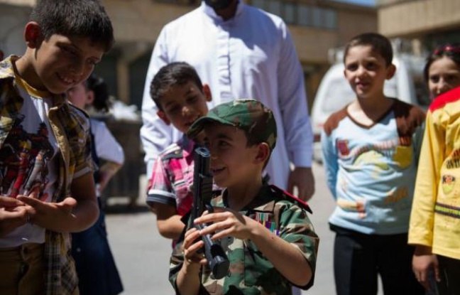 En Syrie, plongée dans les violences depuis près d'un an et demi, les morts n'auront pas de fleurs sur leur tombe et les enfants pas de douceurs dans leurs poches cette année pour l'Aïd al-Fitr, la fête marquant la fin du jeûne du Ramadan. En Syrie, plongée dans les violences depuis près d'un an et demi, les morts n'auront pas de fleurs sur leur tombe et les enfants pas de douceurs dans leurs poches cette année pour l'Aïd al-Fitr, la fête marquant la fin du jeûne du Ramadan.