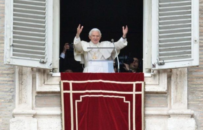 Après sa démission jeudi, Benoît XVI se fera appeler "Sa Sainteté Benoît XVI, pape émérite" ou "Sa Sainteté Benoît XVI, pontife romain émérite", a annoncé mardi le porte-parole du Saint-Siège, le père Federico Lombardi. Après sa démission jeudi, Benoît XVI se fera appeler "Sa Sainteté Benoît XVI, pape émérite" ou "Sa Sainteté Benoît XVI, pontife romain émérite", a annoncé mardi le porte-parole du Saint-Siège, le père Federico Lombardi.