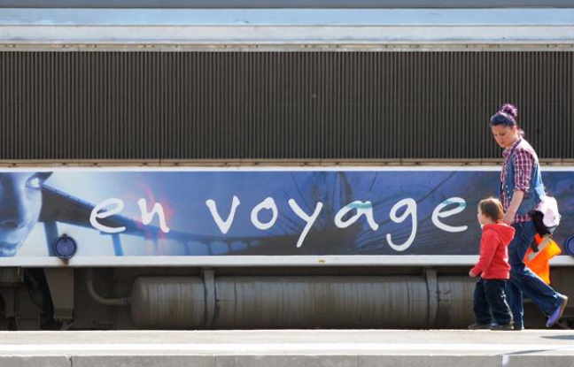 Une femme et son enfant prennent un train de la SNCF en 2010 à Toulouse. Une femme et son enfant prennent un train de la SNCF en 2010 à Toulouse.